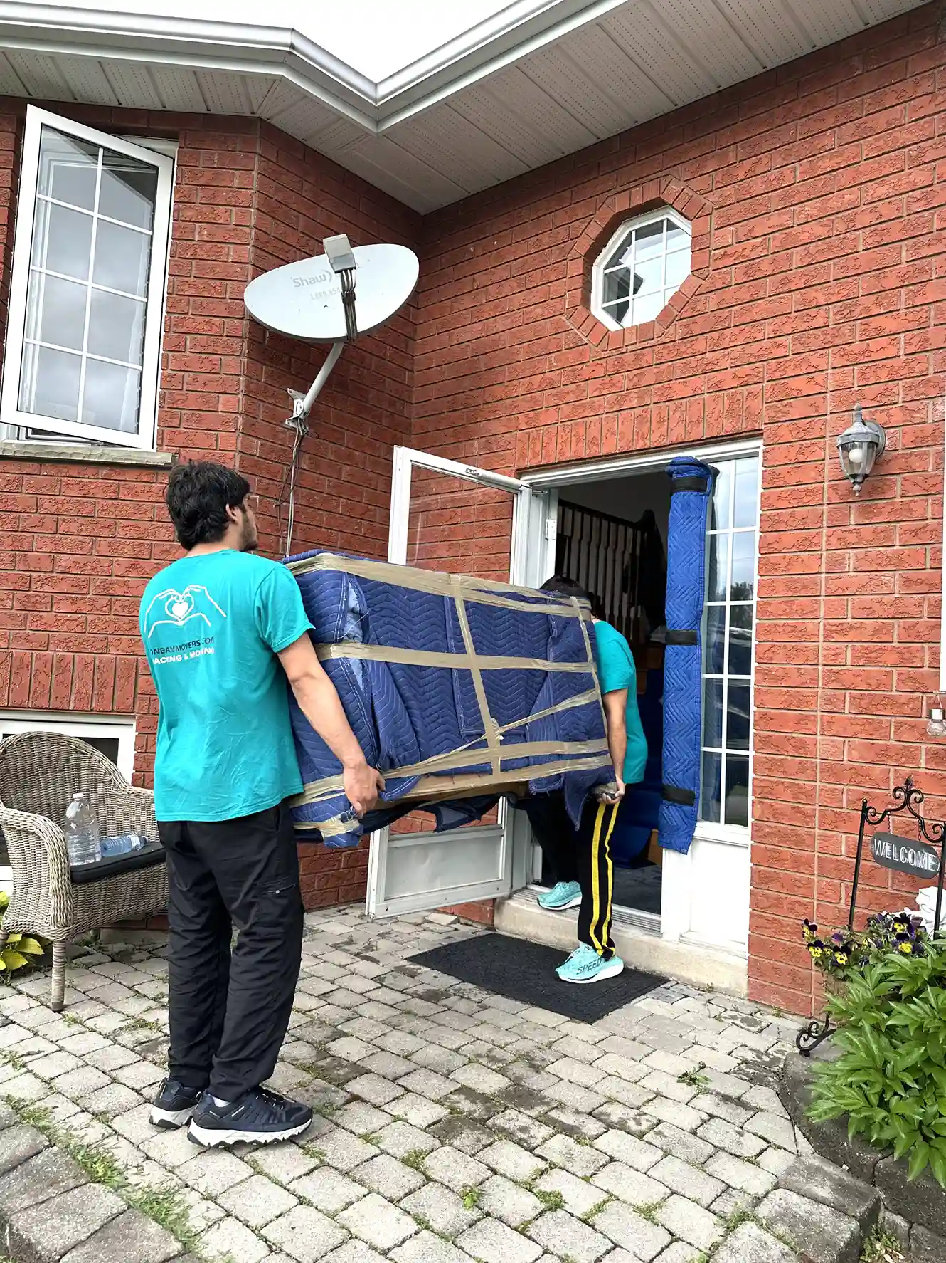 Courtice moving companies loading boxes